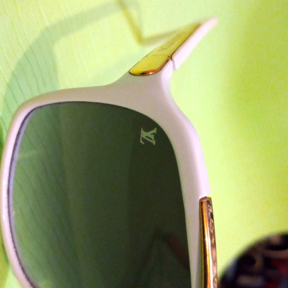 Louis vuitton Rare shades originally $1100.00 I'm selling them for $500.00 - Picture 4 of 4